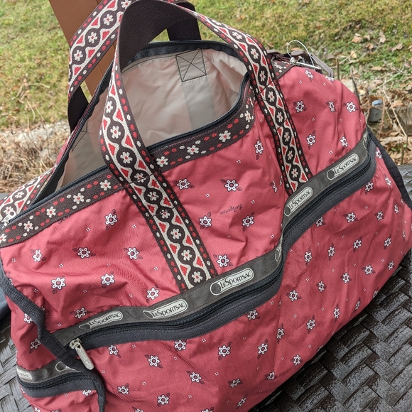 Huge Lesportsac Flower Print Duffel Bag with Strap - Picture 9 of 9